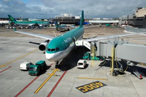 สนามบินดับลิน - เครื่องบิน Aer Lingus บนผ้ากันเปื้อนที่สนามบินดับลิน