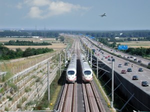 2 InterCityExpress 3-Züge (ICE 3 Baureihe 403) bei einer Parallelfahrt auf der Schnellfahrstrecke Köln-Rhein / Main anlässlich der Eröffnung am 25.07.2002;